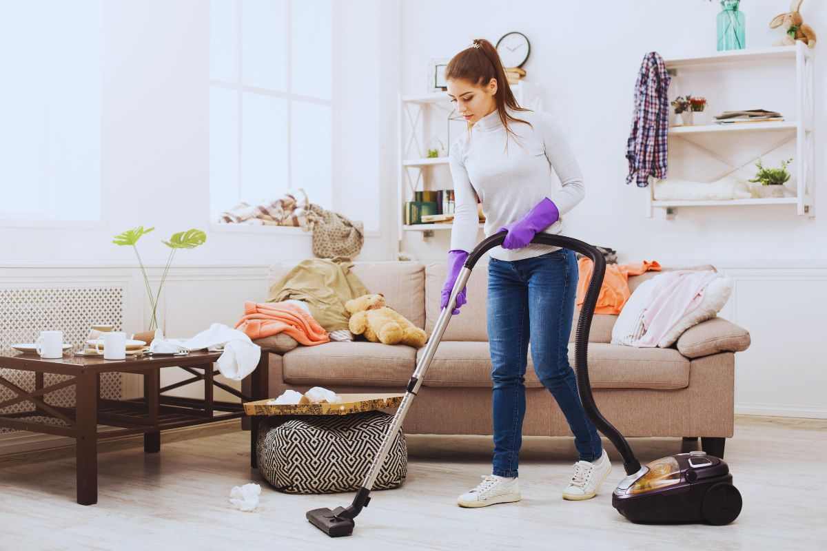 Donna che utilizza aspirapolvere