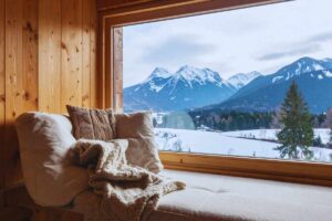 Paesaggio invernale visto da una finestra