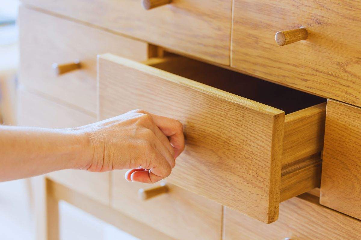 Persona che apre un cassetto