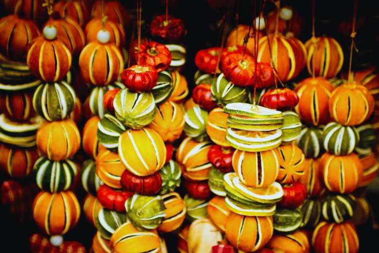 Palle di Natale create con gli agrumi