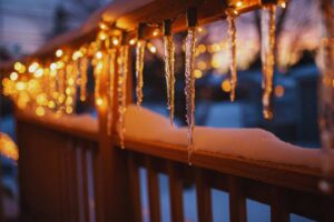 Balcone ghiacciato con luminarie di natale