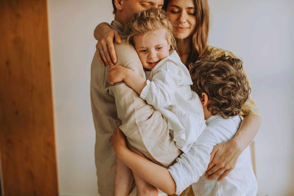Famiglia che si stringe in un abbraccio