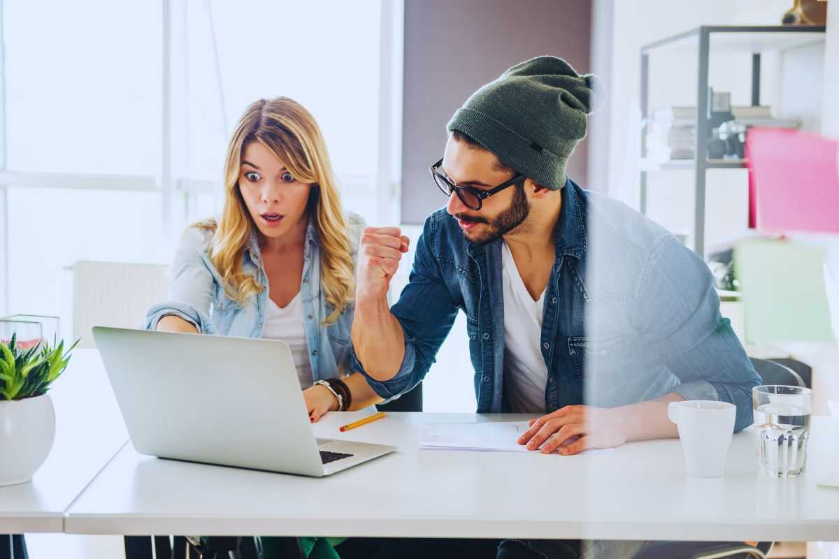 Lavoratori stupiti da quanto vedono su PC