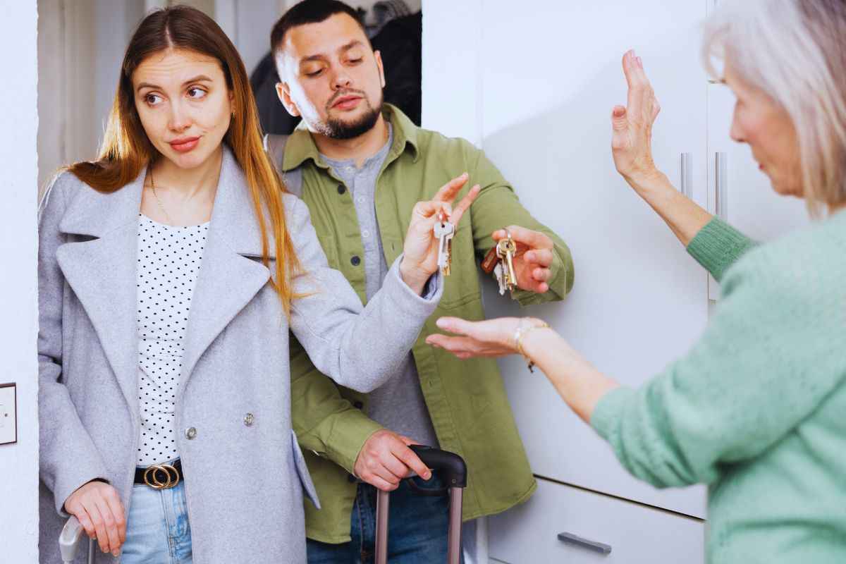 Coppia che restituisce chiavi alla padrona di casa