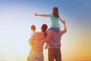 Famiglia che guarda il tramonto