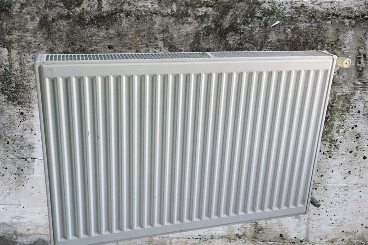 parete nera dietro il termosifone