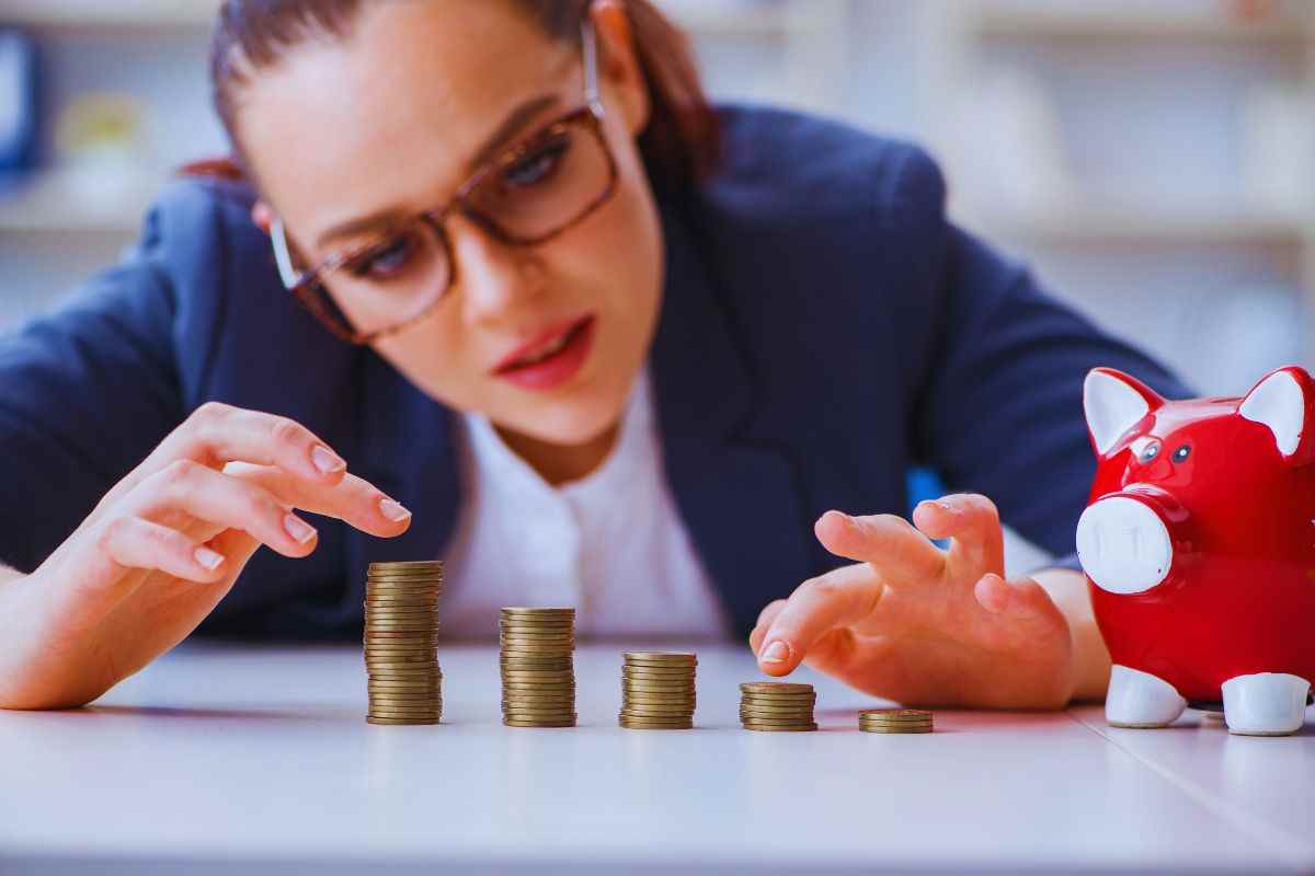 Donna che conta monete