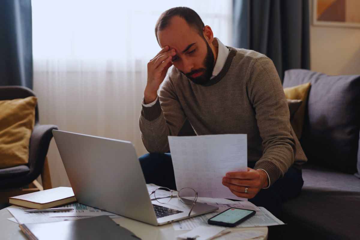 Uomo preoccupato che esamina un documento