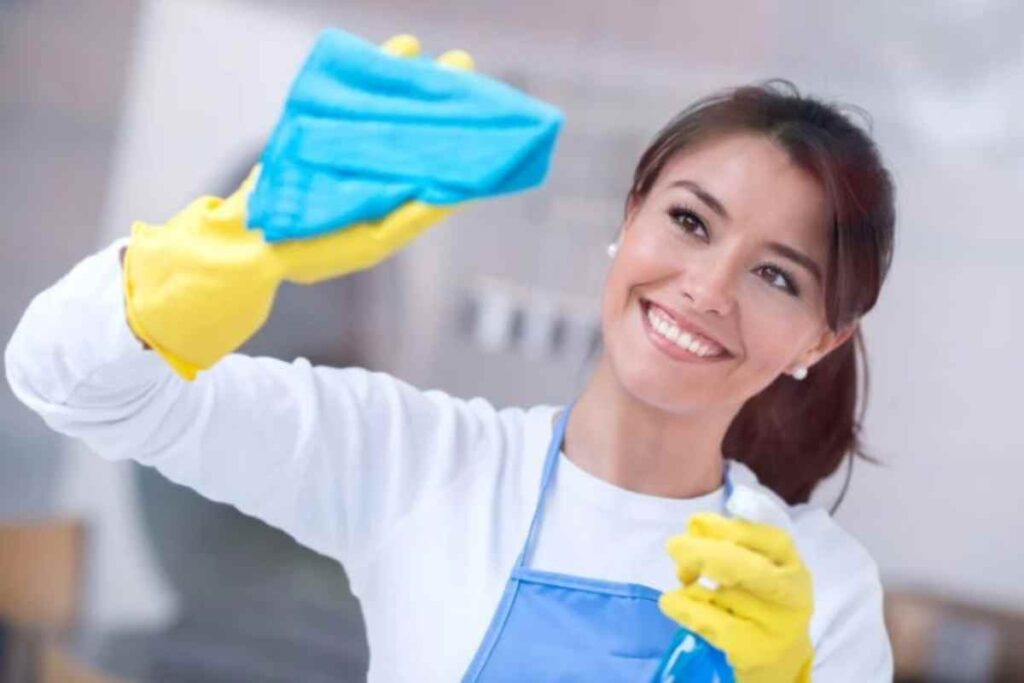 Donna felice pulisce casa