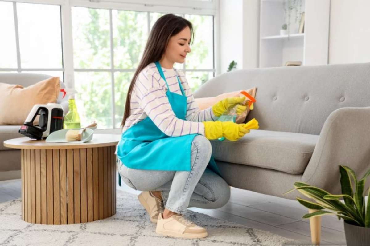 Donna pulisce il divano