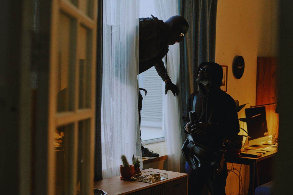 Ladri che si introducono in casa dalla finestra