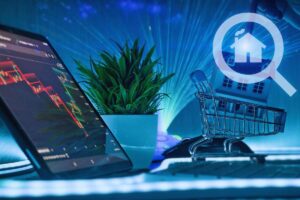 Grafico su tablet, carrello della spesa con modellino casa all'interno e simbolo di ricerca