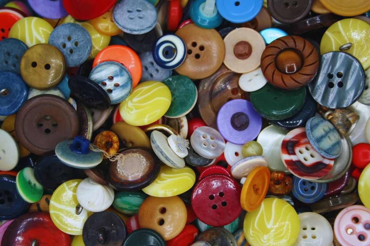 Mucchio di bottoni conservati in un cassetto