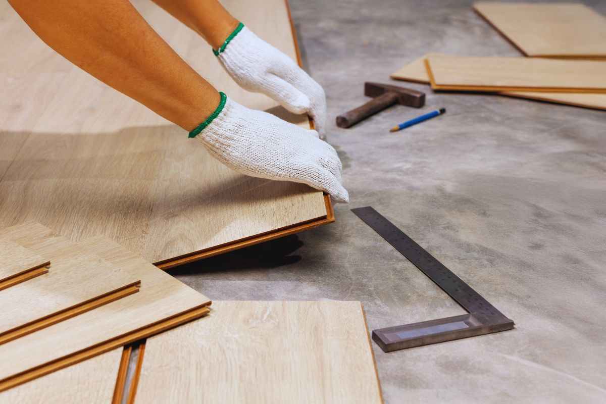 Persona che posa parquet