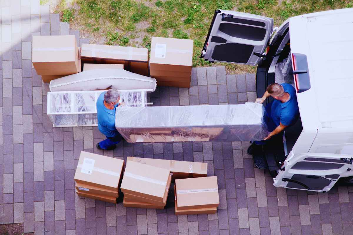 Traslocatori che escono mobilio dal furgone