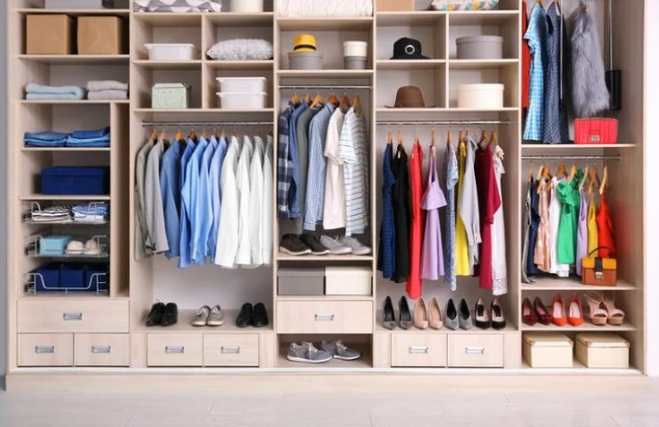 Armadio con molti ripiani ordinati 