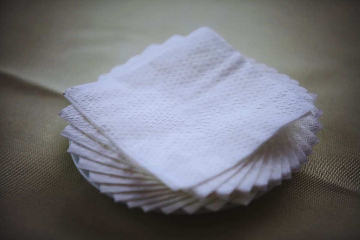 Tovaglioli di carta poggiati su un tavolo