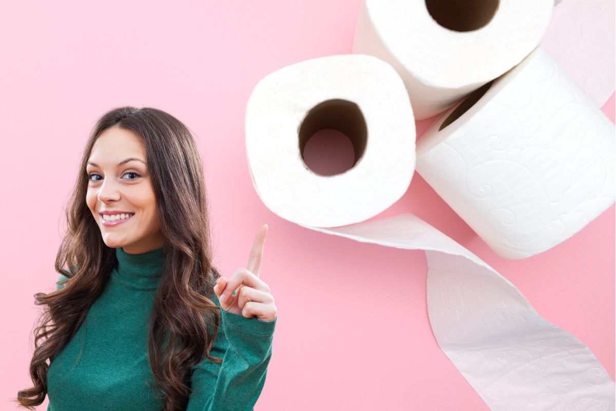 Ragazza sorridente e rotoli di carta igienica