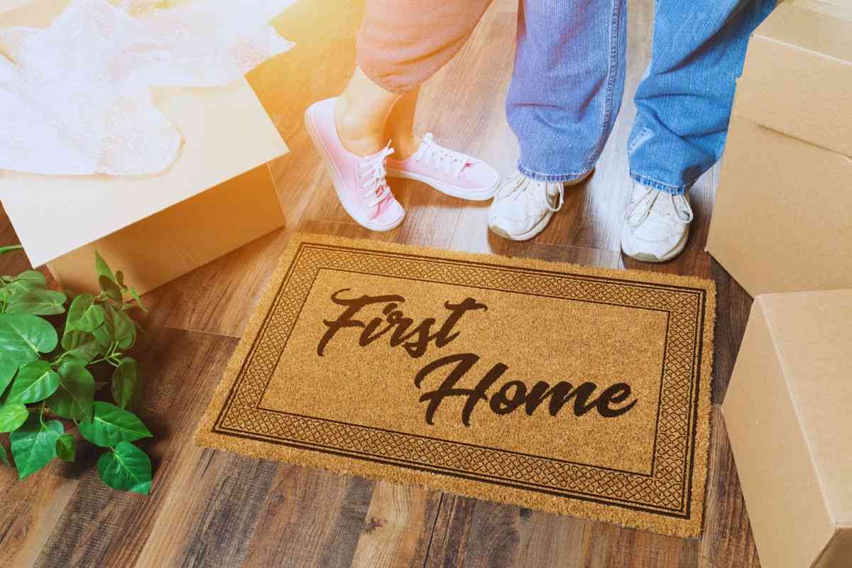 Coppia davanti allo zerbino di casa