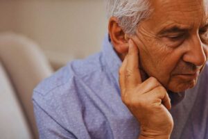 Uomo anziano con espressione corrucciata