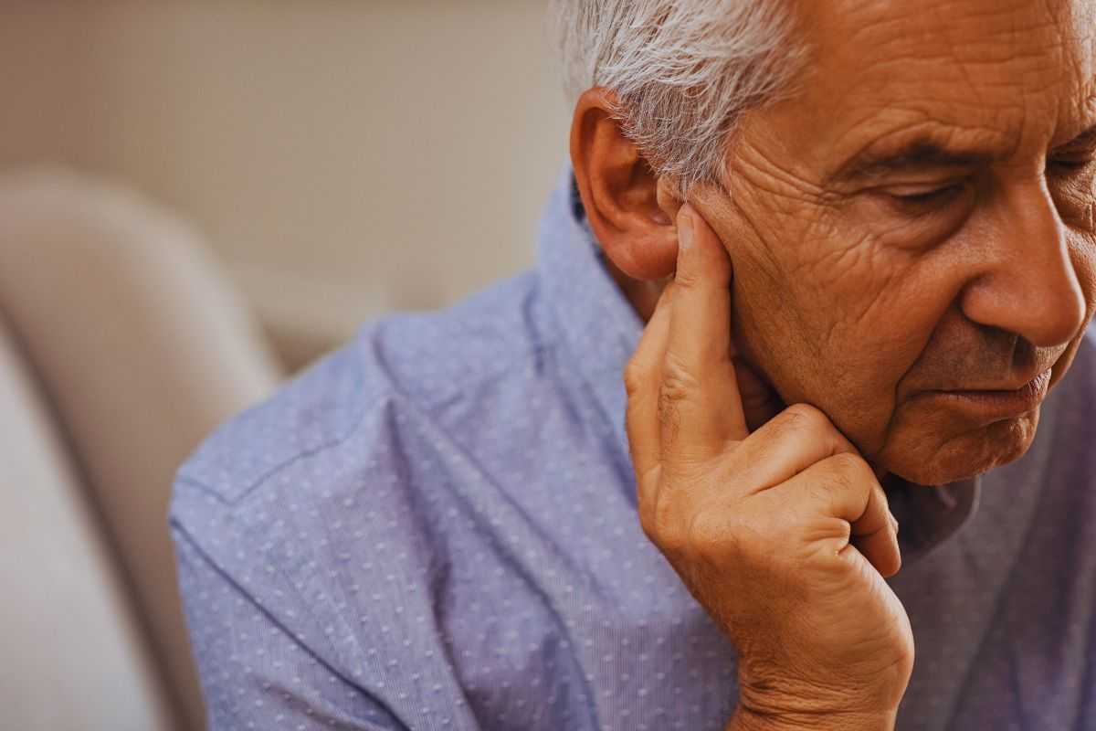 Uomo anziano con espressione corrucciata