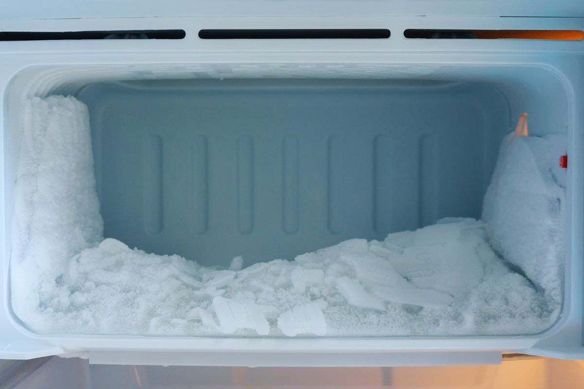 Congelatore pieno di ghiaccio