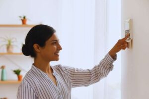 Donna che imposta il termostato