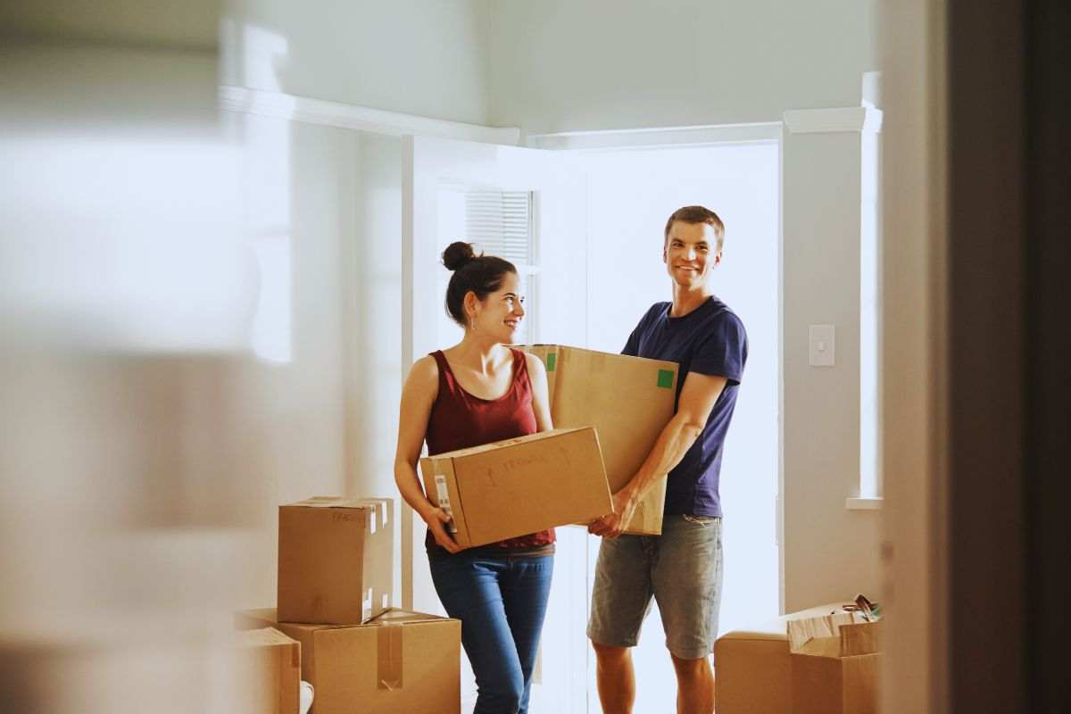 Coppia che sposta scatoloni