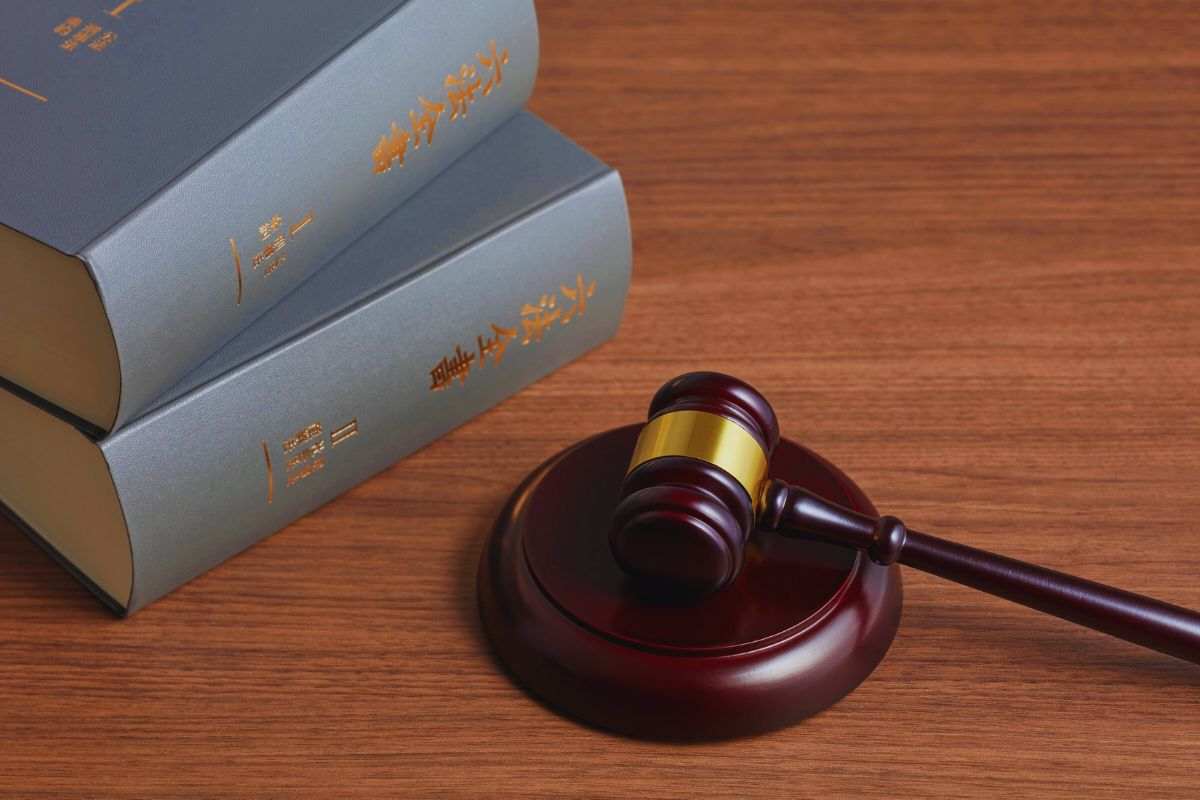 Martelletto e codici di diritto