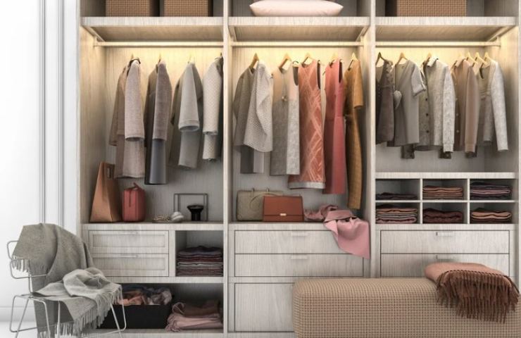 Armadio sistemato e ordinato 