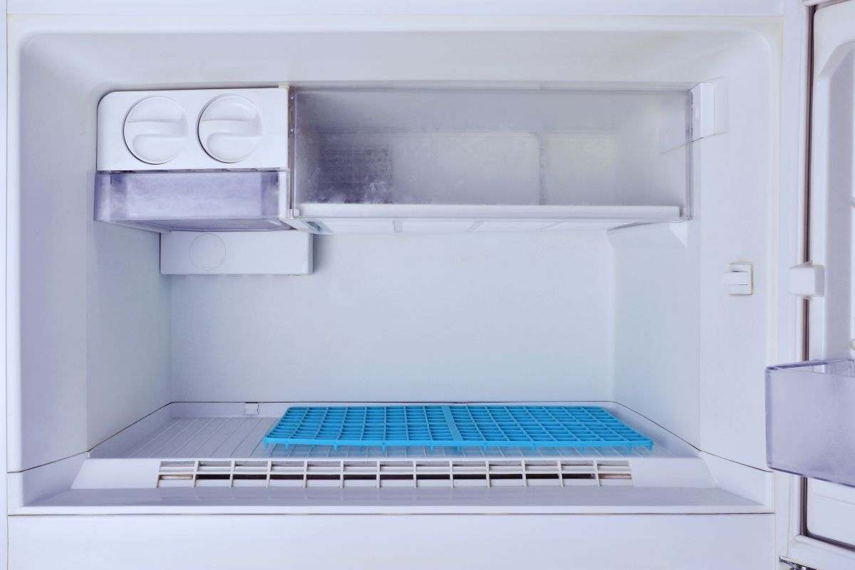 Freezer perfettamente pulito e vuoto