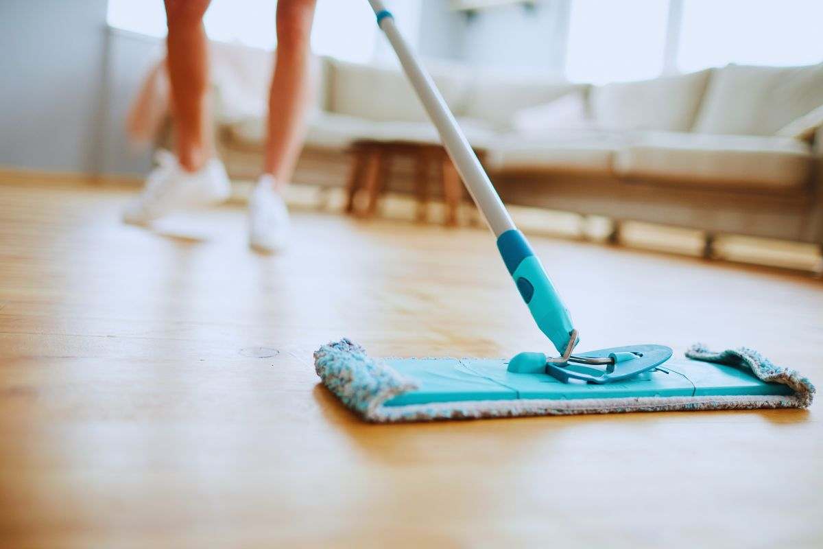 Donna che pulisce parquet