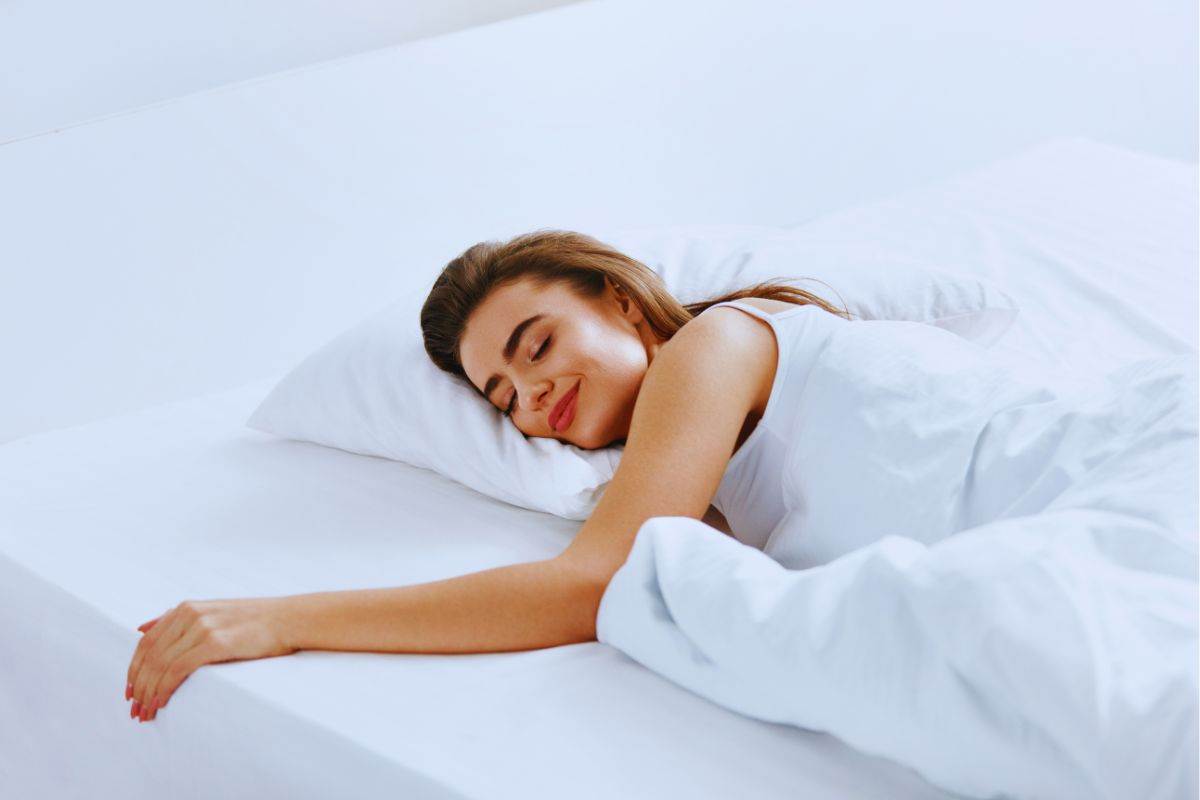 Ragazza che sorride mentre riposa