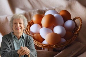 Donna anziana sorridente accanto a cesto di uova