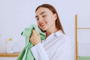 Ragazza contenta per la morbidezza dell'asciugamano che sta utilizzando