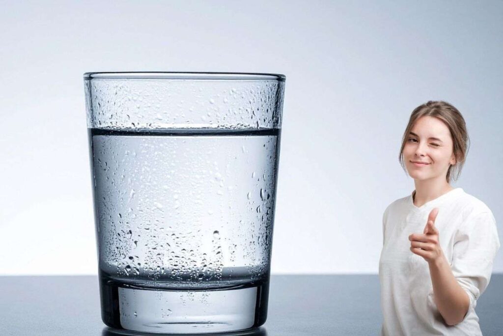 Bicchiere d'acqua e donna che fa l'occhiolino