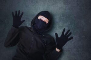 Ladro spaventato che alza le mani in segno di resa