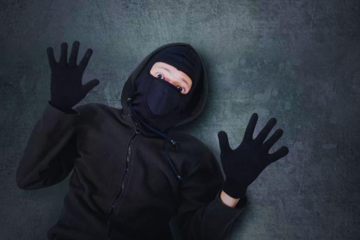 Ladro spaventato che alza le mani in segno di resa