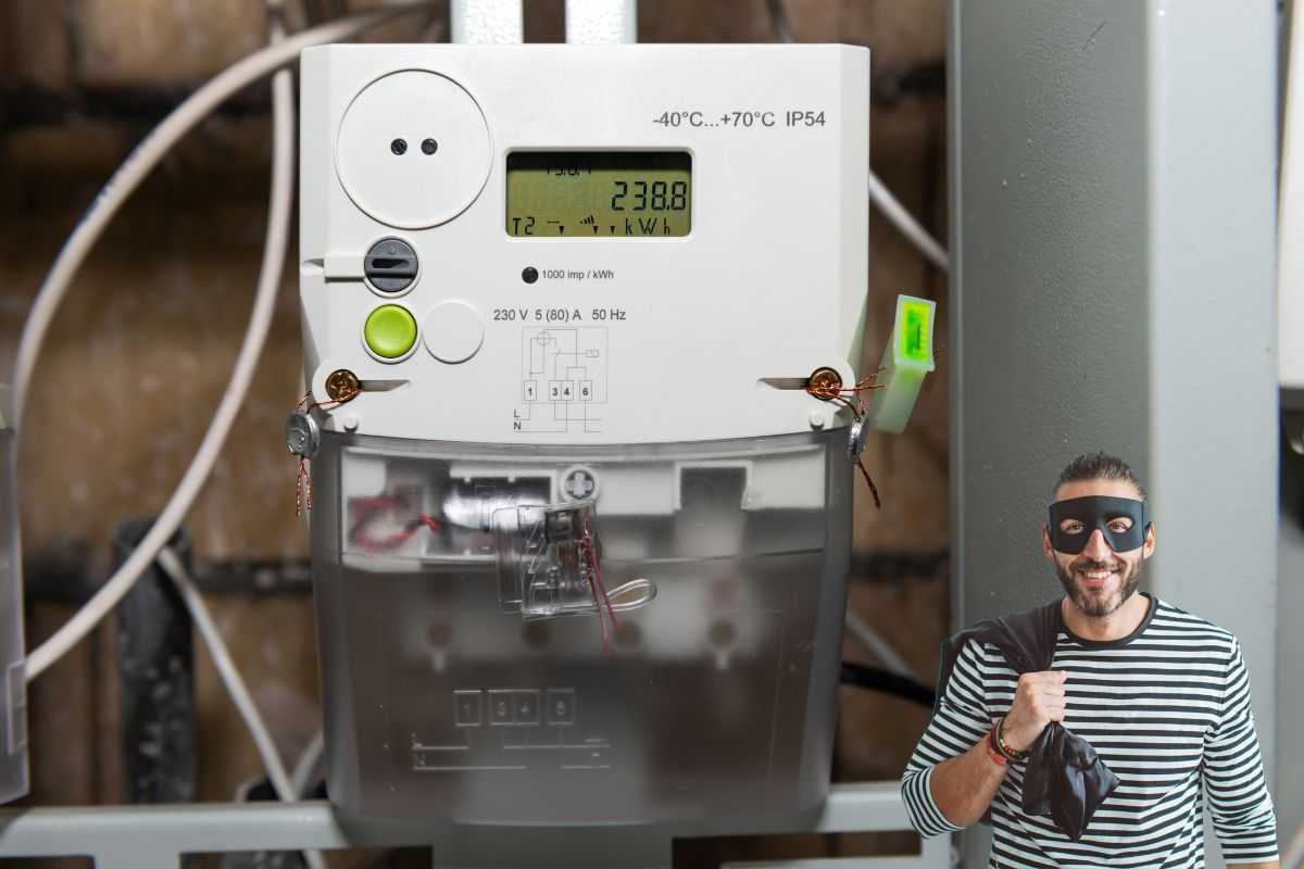 Ladro accanto a contatore