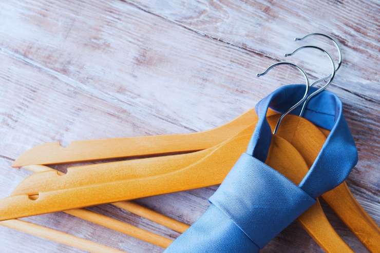 Cravatta appesa a delle grucce