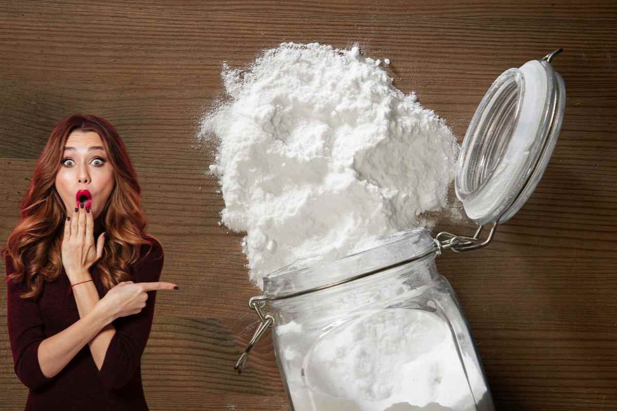 Donna sconvolta che indica barattolo di bicarbonato di sodio