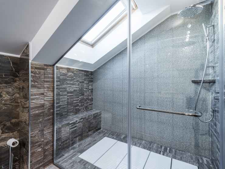 doccia moderna filo pavimento mansardata