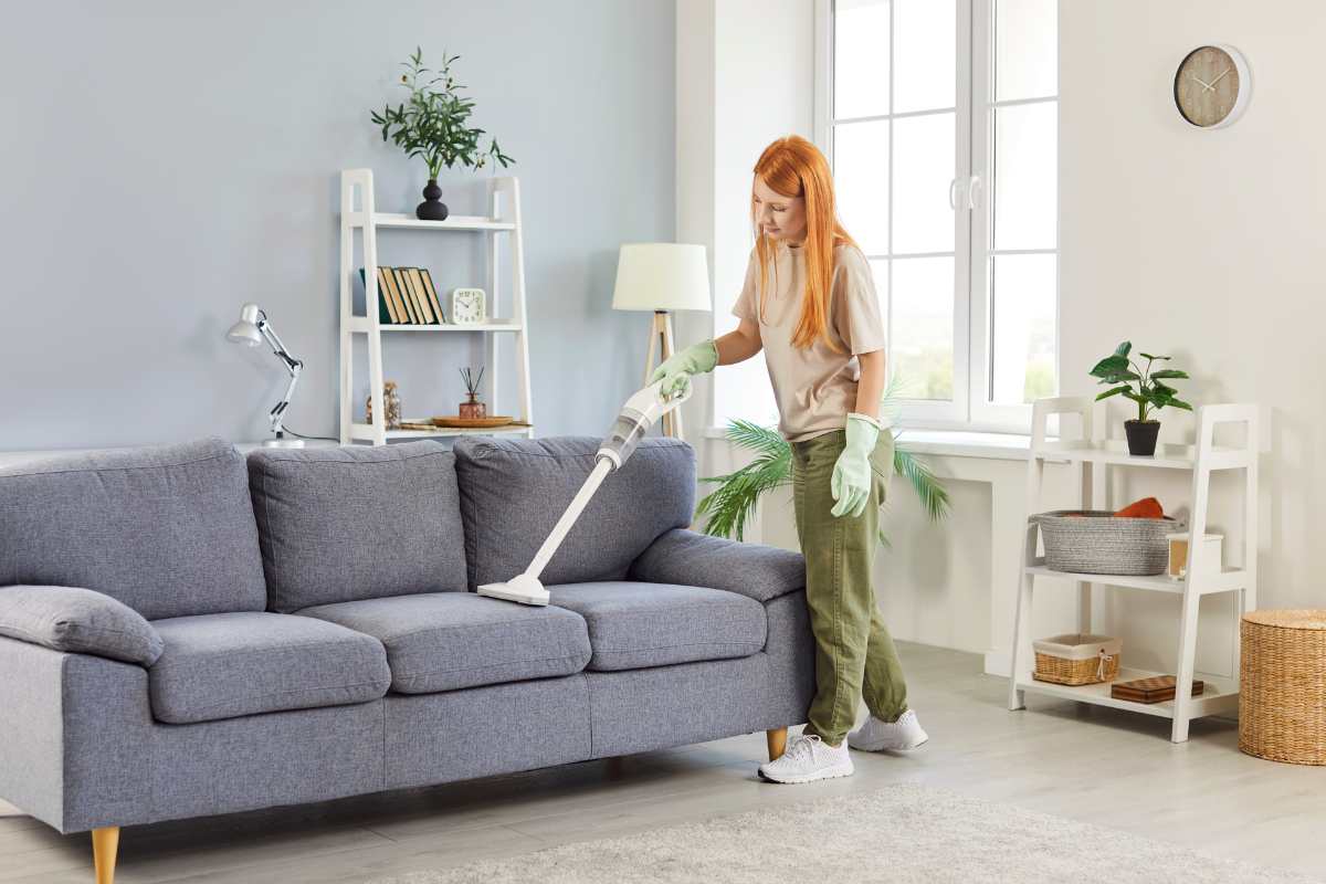 donna aspirapolvere senza fili