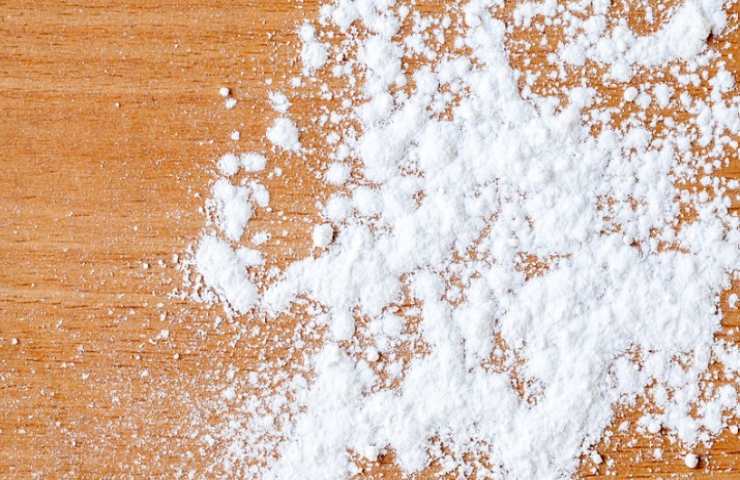 Borotalco sparso per terra 