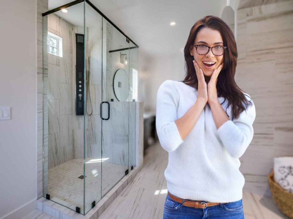 sfondo doccia in primo piano donna con espressione sorpresa