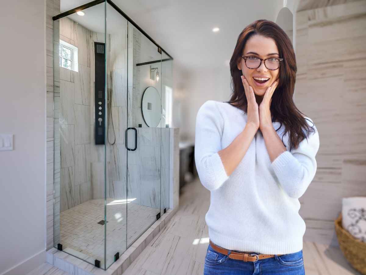 sfondo doccia in primo piano donna con espressione sorpresa