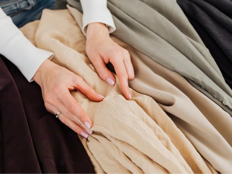 donna che indica un tessuto senza pelucchi