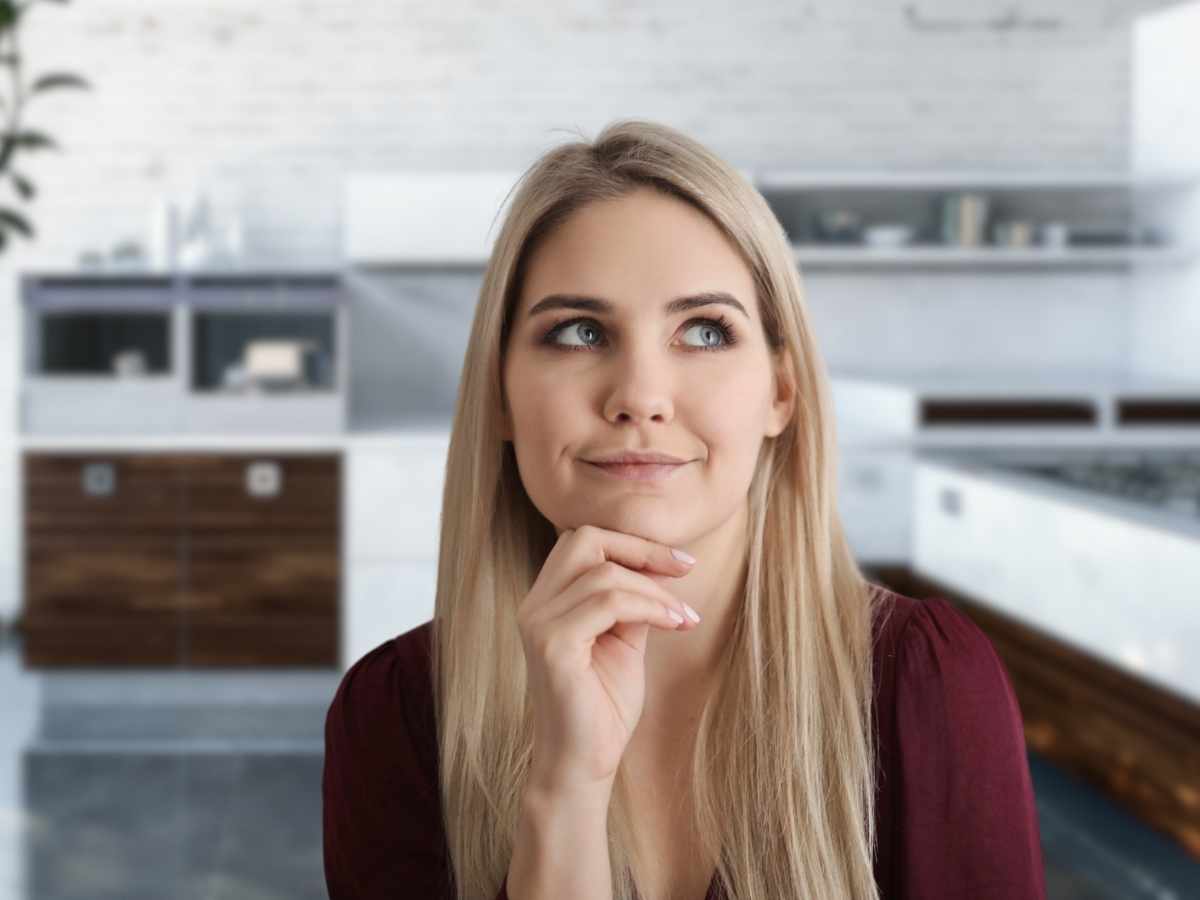 sfondo cucina donna pensante in primo piano