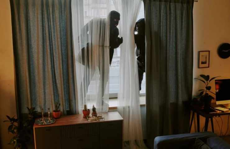 ladri entrano in camera da letto 