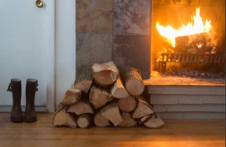 legna da ardere riposta vicino al camino